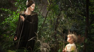 Vivienne Jolie-Pitt, datteren til Jolie og Brad Pitt, var visstnok den eneste ungen som ikke var redd for Jolie i Maleficent-kostymet, og fikk dermed rollen. (Foto: Walt Disney Company Nordic).