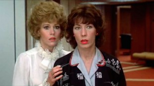 Jane Fonda (venstre) og Lily Tomlin spilte mot hverandre – og Dolly Parton – i 1980-komedien «9 to 5». (Foto: 20th Century Fox)