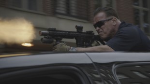 Breacher (Arnold Schwarzenegger) fyrer løs i Sabotage (Foto: Nordisk Film Distribusjon AS).