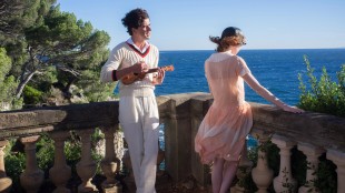 Hamish Linklater og Emma Stone på den franske sørkysten i Magic In The Moonlight (Foto: Scanbox).
