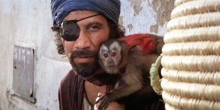Vic Tablian i rollen som Monkey Man, med den apekatten, i et stillbilde fra «Raiders of the Lost Ark» (1981). (Foto: Paramount Pictures)