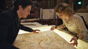 Ben Feldman og Perdita Weeks studerer kartet i As Above, So Below (Foto: United International Pictures).
