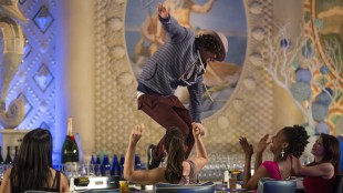 Moose (Adam Sevani) danser på bordet i Step Up All In (Foto: Summit / Lionsgate).