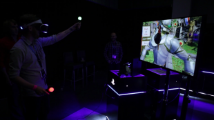 NRKs spilljournalist tester Project Morpheus under spillmessen Gamescom 2014. (Foto: NRK / Martin Aas)