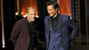 Det ble ingen pris på hverken Woody Harrelson eller Matthew McConaughey, men de to så ihertfall flotte ut  i matchene dresser da de delte ut prisen for beste mannlige hovedrolle i en miniserie til Benedict Cumberbatch. (Foto: Chris Pizzello/Invision/AP, NTB Scanpix).