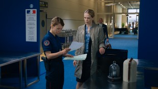 Marie (Ane Dahl Torp) får problemer i den franske tollen i 1001 gram (Foto: Norsk Filmdistribusjon).