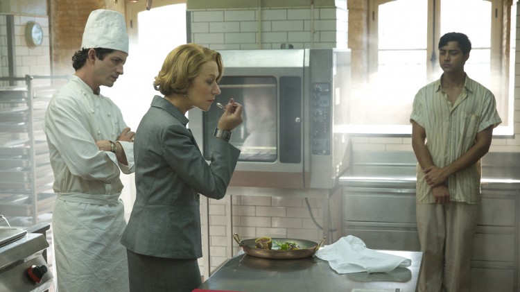 Madame Mallory (Helen Mirren) smaker på suppa i En trettimeters reise (Foto: Nordisk Film Distribusjon AS).