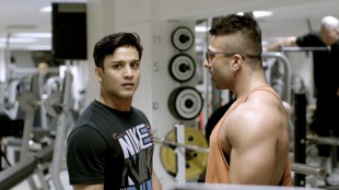Omar (Elias Ali) på gymmen med Khuram (Sohail Anwar) i Haram (Foto: Curry Film).