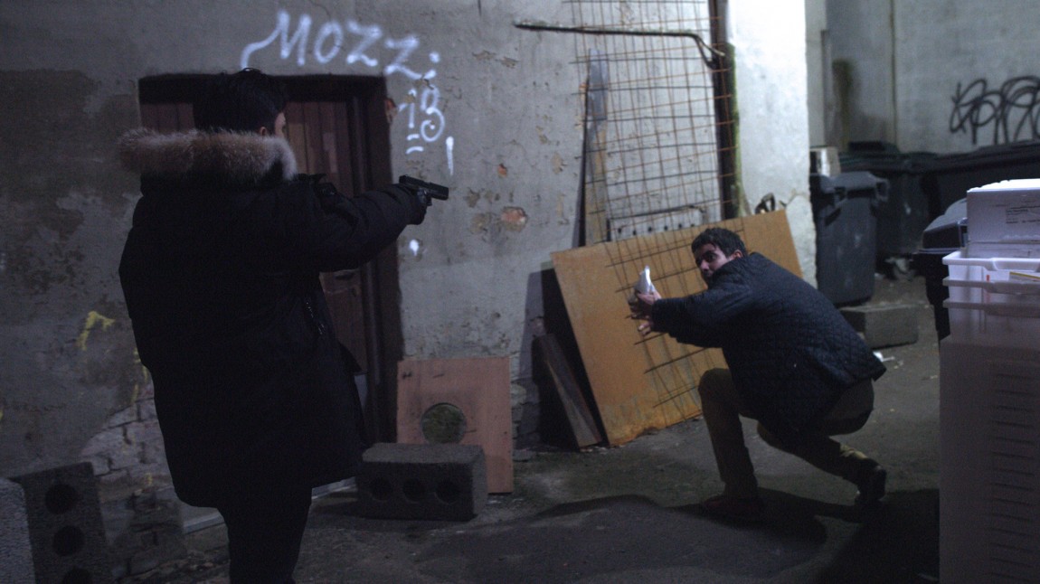 Omar (Elias Ali) truer med våpen i Haram (Foto: Curry Film).