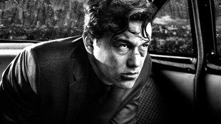 Gambleren Johnny (Joseph Gordon-Levitt) med høyt spill i Sin City: A Dame to Kill For (Foto: SF Norge AS).