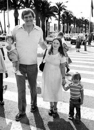 Richard Kiel med kona Dianne, datteren Jennifer og sønnen Richard G. på Croisetten under Filmfestivalen i Cannes i 1978. (Foto: AP Photo/Jean Jacques Levy, NTB Scanpix).