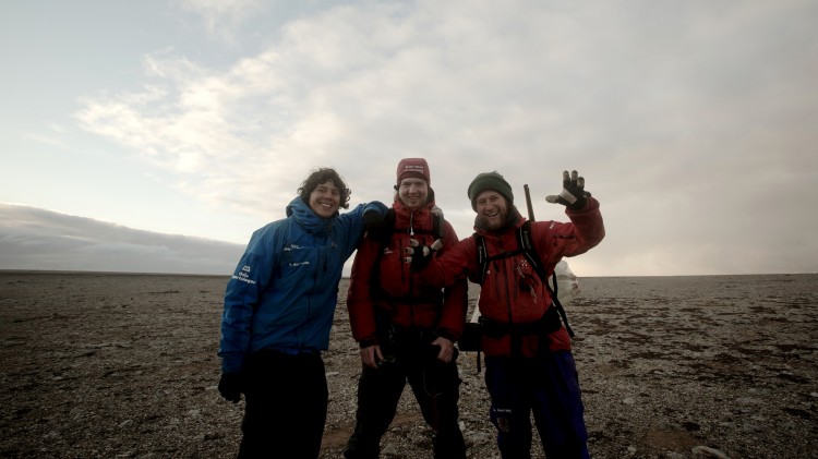Inge, Håkon og Markus Wegge har filmet sitt eget eventyr på Bjørnøya (Foto: Tour de Force).