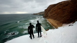 To av brødrene Wegge vurderer forholdene på Bjørnøya (Foto: Tour de Force).