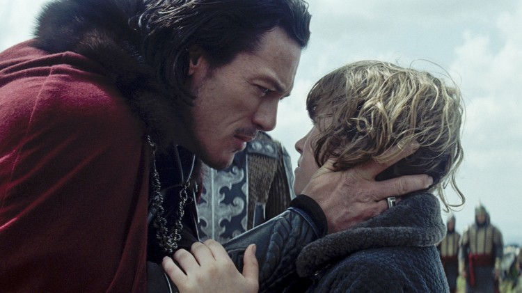 Prins Vlad (Luke Evans) med sønnen Ingeras (Art Parkinson) i Dracula Untold (Foto: United International Pictures).