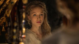 Sarah Gadon er Khaleesi-lookalike i Dracula Untold. Men filmen er dessverre dårlig (Foto: United International Pictures).