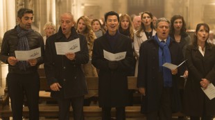De fremmedkulturelle svigersønnene deltar på katolsk gudstjeneste i Familiekaos (Foto: SF Norge AS/ Star Media Entertainment).
