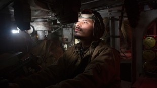 Trini "Gordo" Gracia (Michael Peña) er føreren av stridsvognen Fury (Foto: United International Pictures).