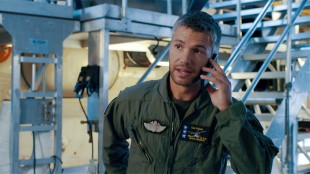 Nicolai Cleve Broch spiller pilot og far i Operasjon Arktis (Foto: Filmkameratene/Nordisk Film Distribusjon AS).