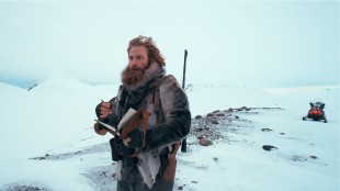Kristofer Hivju spiller fangstmann i Operasjon Arktis (Foto: Filmkameratene/Nordisk Film Distribusjon AS).