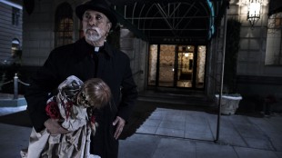 Man kan ikke lage skrekkfilm med demoner uten en katolsk prest. (Foto: Warner Bros. Pictures/ SF Norge).