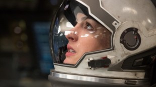 Anne Hathaway ser utover i Interstellar (Foto: Warner Bros. Pictures/ SF Norge).