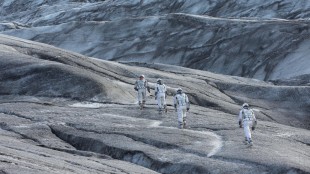 Astronauter i fremmed landskap i Interstellar (Foto: Warner Bros. Pictures/ SF Norge).