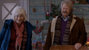 Esther (Sigrun Enge) og Morfar (Ivar Nørve) i Karsten og Petras vidunderlige jul (Foto: Cinenord & SF Norge AS).