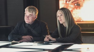 Philip Seymour Hoffman og Julianne Moore i The Hunger Games: Mockingjay Part 1 (Foto: Lionsgate).