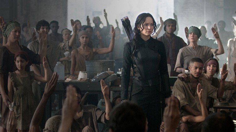 Katniss (Jennifer Lawrence) besøker et lasarett i The Hunger Games: Mockingjay Part 1 (Foto: Lionsgate).