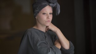 Effie Trinkett (Elizabeth Banks) har en mer nedtonet figur i The Hunger Games: Mockingjay Part 1 (Foto: Lionsgate).