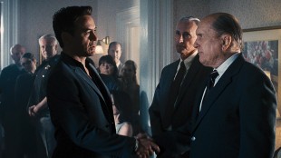 Anspent møte mellom sønn (Robert Downey Jr.) og far (Robert Duvall) i The Judge (Foto: Warner Bros. Pictures/ SF Norge).