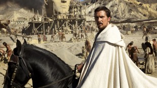 Christian Bale omgitt av imponerende omgivelser i Exodus: Gods and Kings (Foto: 20th Century Fox).