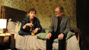 Nick (Jim Broadbent) møter Morgans sønn Michael (Olly Alexander) i Le Week-end (Foto: SF Norge AS).
