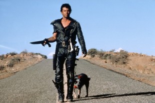 Mel Gibson spilte hovedrollen i de tre første «Mad Max». Her fra 1979-filmen. (Foto: Warner Bros.)