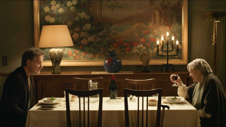 Jim (Kevin Kline) og Madame Girard (Maggie Smith) spiser fin middag i Min leilighet i Paris (Foto: SF Norge AS).