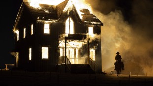 Hus går opp i flammer i The Homesman (Foto: Scanbox).