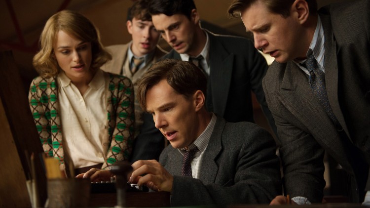 Alan Turing (Benedict Cumberbatch) og hans team forsøker å knekke kodemaskina Enigma i The Imitation Game (Foto: SF Norge AS).