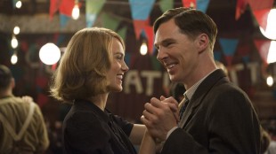 Keira Knightley og Benedict Cumberbatch i et lykkelig øyeblikk i The Imitation Game (Foto: SF Norge AS).