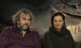 Regissør Peter Jackson og produsent Fran Walsh møtte pressen før premieren på «Hobbiten: Femhærerslaget». (Foto: NRK)