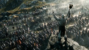 Tusenvis av soldater samles foran portene til Erebor i den siste filmen i «Hobbiten»-trilogien. (Foto: SF Norge)