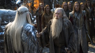 Gandalv møter Thranduil i Hobbiten: Femhærslaget. (Foto: SF Norge)