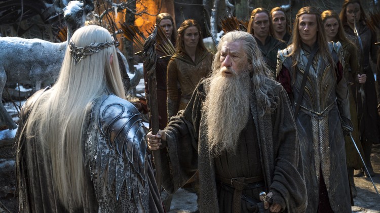 Ulike krefter kjemper om skattene i Erebor. Gandalv (Ian McKellen) møter Thranduil (Lee Pace) i en scene fra «Hobbiten: Femhærerslaget». (Foto: SF Norge)