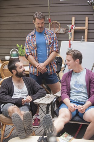 Augustin (Frankie J. Alvarez), Dom (Murray Bartlett) og Patrick (Jonathan Groff) får låne hytta til en kompis og drar til skogs for å styrke vennskapet. (Foto: HBO Nordic)