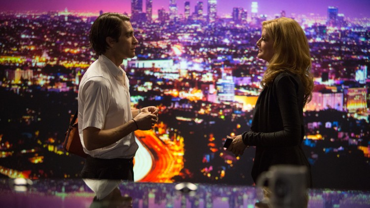 Louis (Jake Gyllenhaal) besøker tv-kanalen der Nina (Rene Russo) er nattredaktør i Nightcrawler (Foto: SF Norge AS).