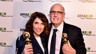 Serieskaper Jill Soloway og skuespiller Jeffery Tambor med hver sin pris da Transparent vant to Golden Globe-priser i januar 2015. (Foto: Jerod Harris/Getty Images, NTBScanpix)