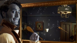 Viago (Taika Waititi) viser hvordan vampyrer ikke avgir refleksjon i speil i What We Do In The Shadows (Foto: Another World Entertainment Norway AS).