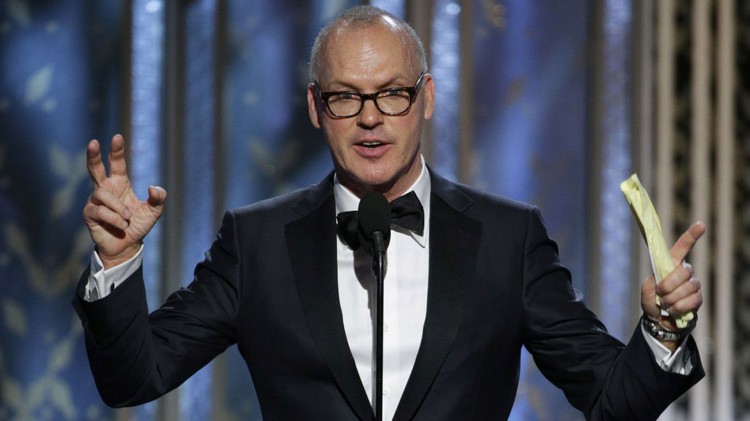 Michael Keaton var tydelig rørt da han mottok prisen for beste mannlige hovedrolle i en musikal/komedie, og måtte felle noen tårer da han takket sønnen sin. (Foto: AP Photo/NBC, Paul Drinkwater, NTB Scanpix).