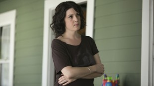 Melanie Lynskey sjarmerer som Michelle, som sliter i forholdet med ektemannen Brett. (Foto: HBO).