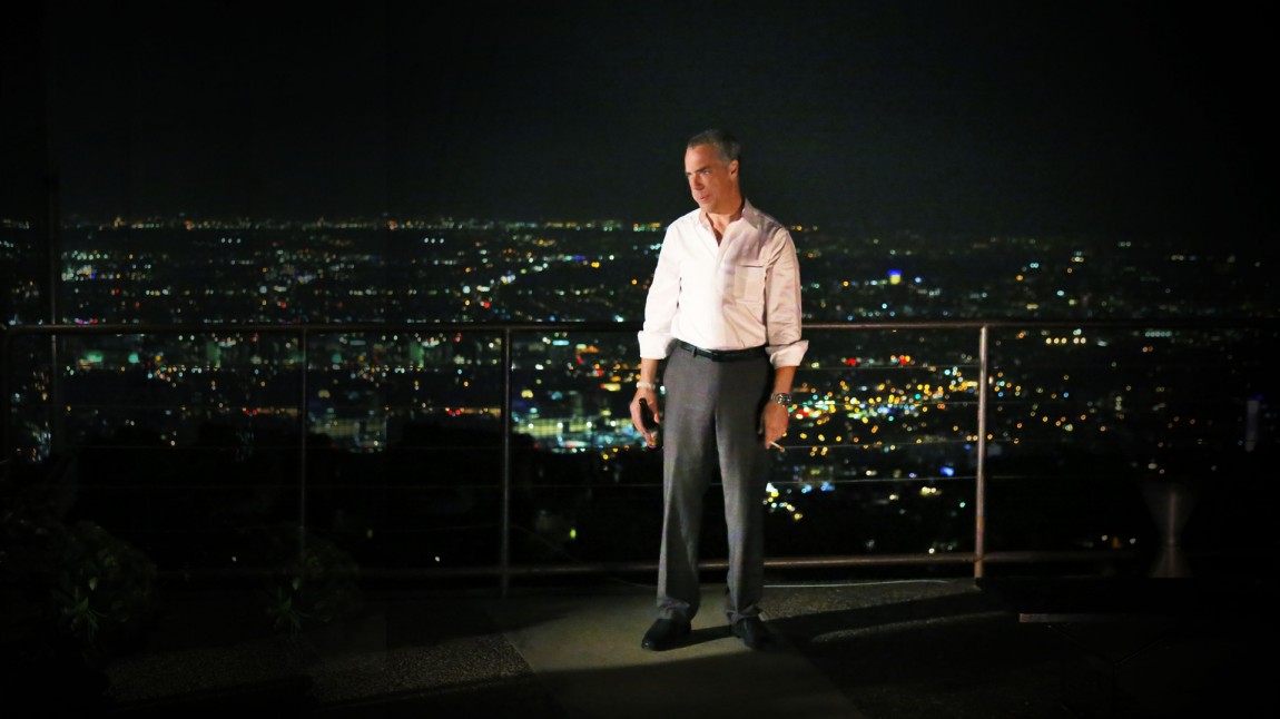 Harry Bosch (Titus Welliver) med sigarett, øl og mye å tenke på, utenfor sin leilighet med utsikt over syndefulle Los Angeles. (Foto: HBO Nordic)