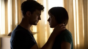 Christian (Jamie Dorner) forfører Anastasia (Dakota Johnson) i Fifty Shades of Grey (Foto: United International Pictures).